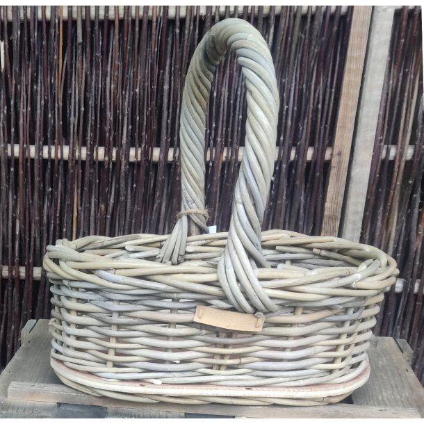 Oval kurv med trbund.