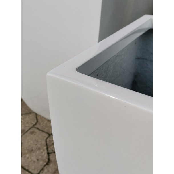 Firkantet blank hvid Polystone Krukke*