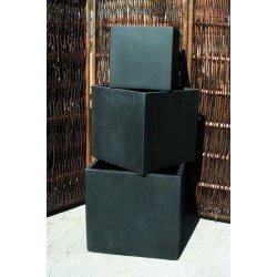 Lav firkantet sort krukke*