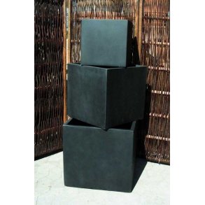 Lav firkantet sort krukke*