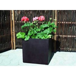 Lav firkantet sort krukke*