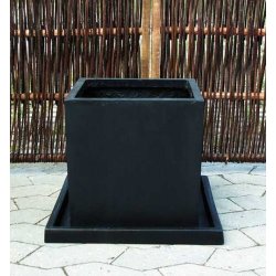 Lav firkantet sort krukke*