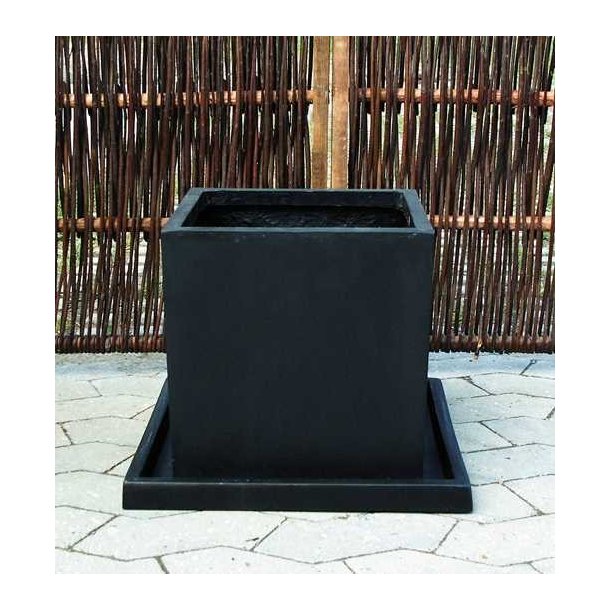 Lav firkantet sort krukke*