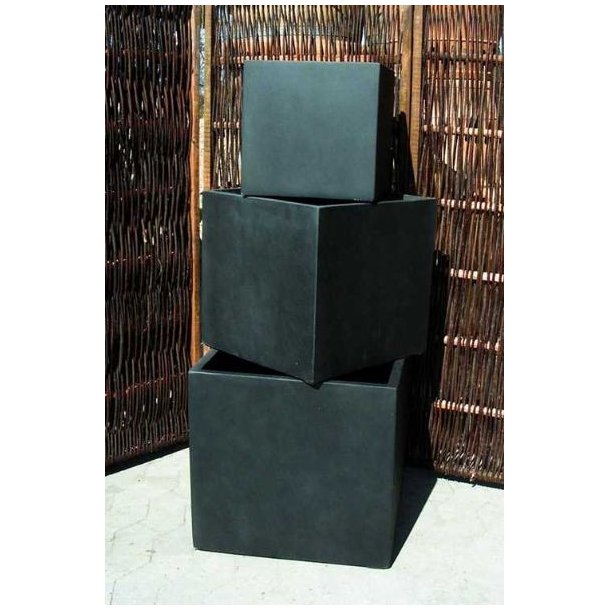 Lav firkantet sort krukke*